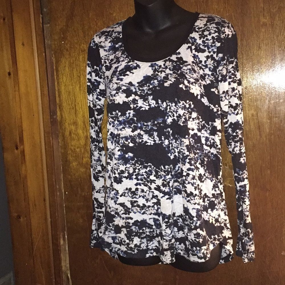 Vera Wang top! Size Med! Black/White! Long sleeve! EUC! Great for any occasion